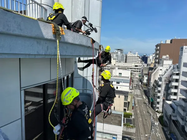 ロープアクセス工法による施工